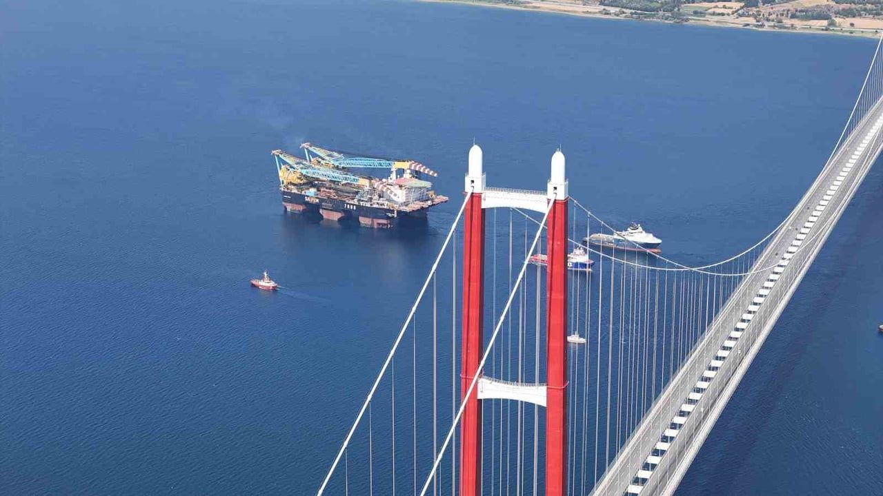 Saipem 7000 1915 Çanakkale Köprüsü altından güvenli şekilde geçti
