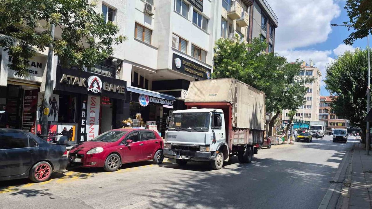 Şair Fuzuli Caddesi'nde çift sıra park düzeni kent yaşamını zorluyor