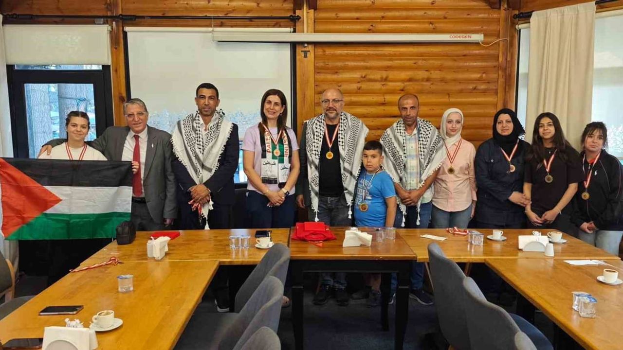 Sakarya'da masa tenisi köprüsü kuruldu: Filistin millileri kampı tamamladı