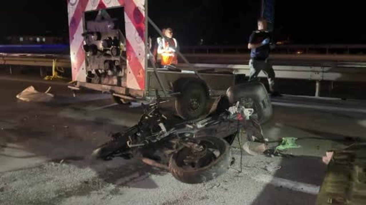 Sakarya'da otoyolda ışıklı ikaz römorkuna çarpan motosiklet sürücüsü yaşamını yitirdi
