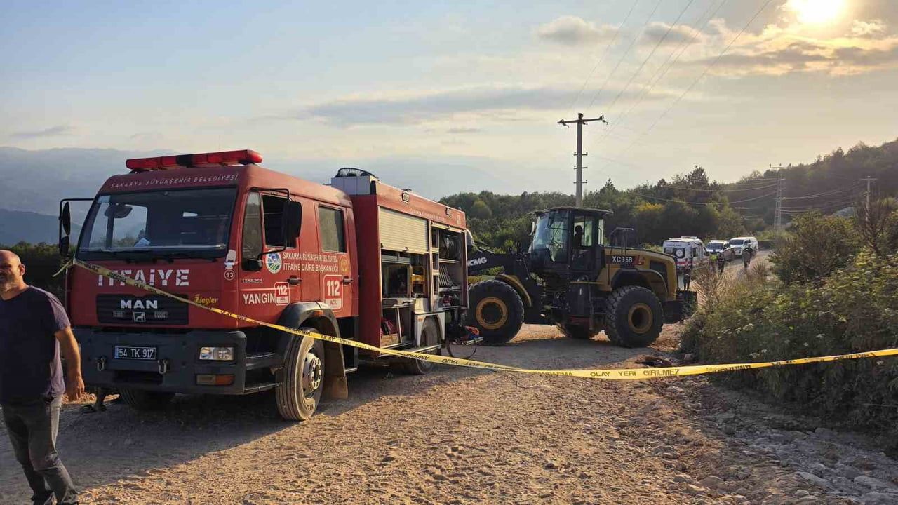 Sakarya'da şarampole devrilen tırın sürücüsü yaşamını yitirdi