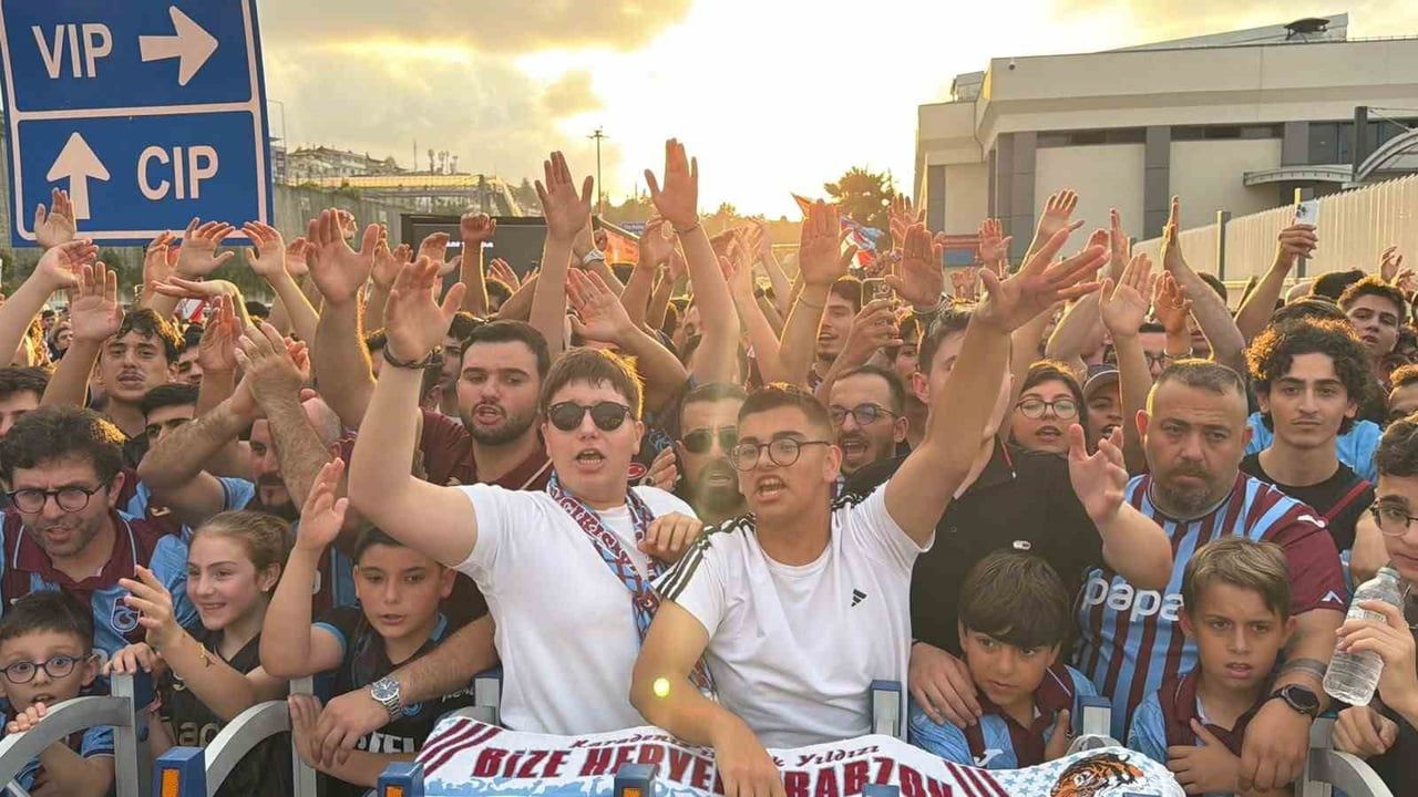 Salah coşkusu Trabzon havalimanını doldurdu