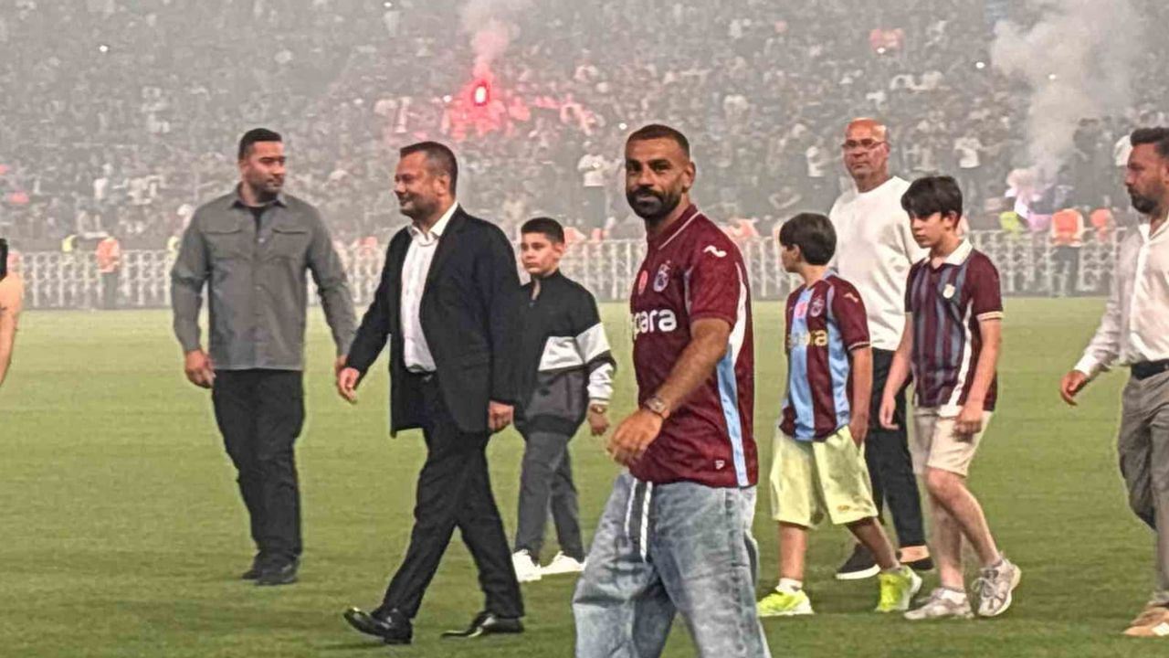 Salah tribünde 30 bin kişiye seslendi: bordo-mavili formayla imza töreni