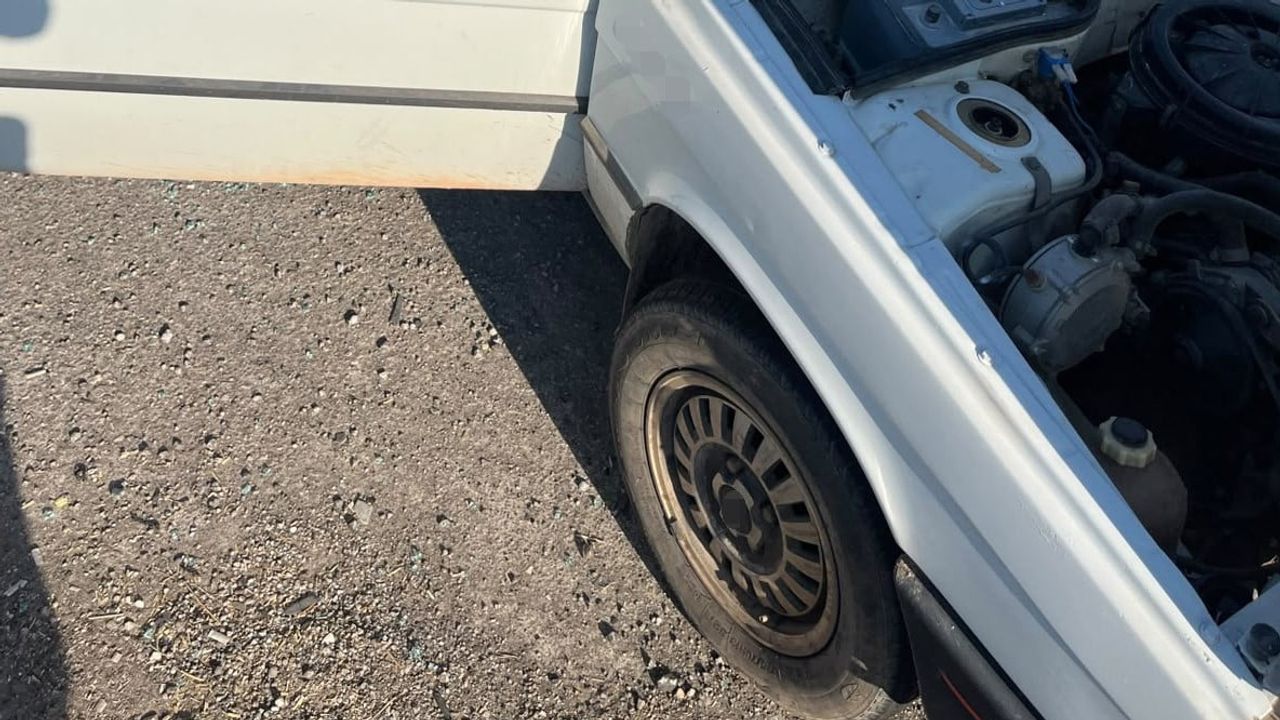 Salihli'de kavşak çarpışması yaşamı tehdit etti: 2'si ağır 4 yaralı
