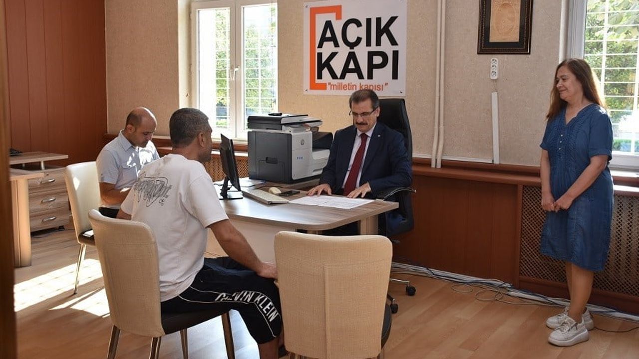 Salihli'de kaymakam Ali Güldoğan Açık Kapı'da vatandaş taleplerini birebir dinliyor