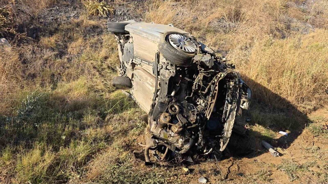 Salihli'de takla atıp zeytinliğe uçan otomobilde 1'i ağır 2 yaralı