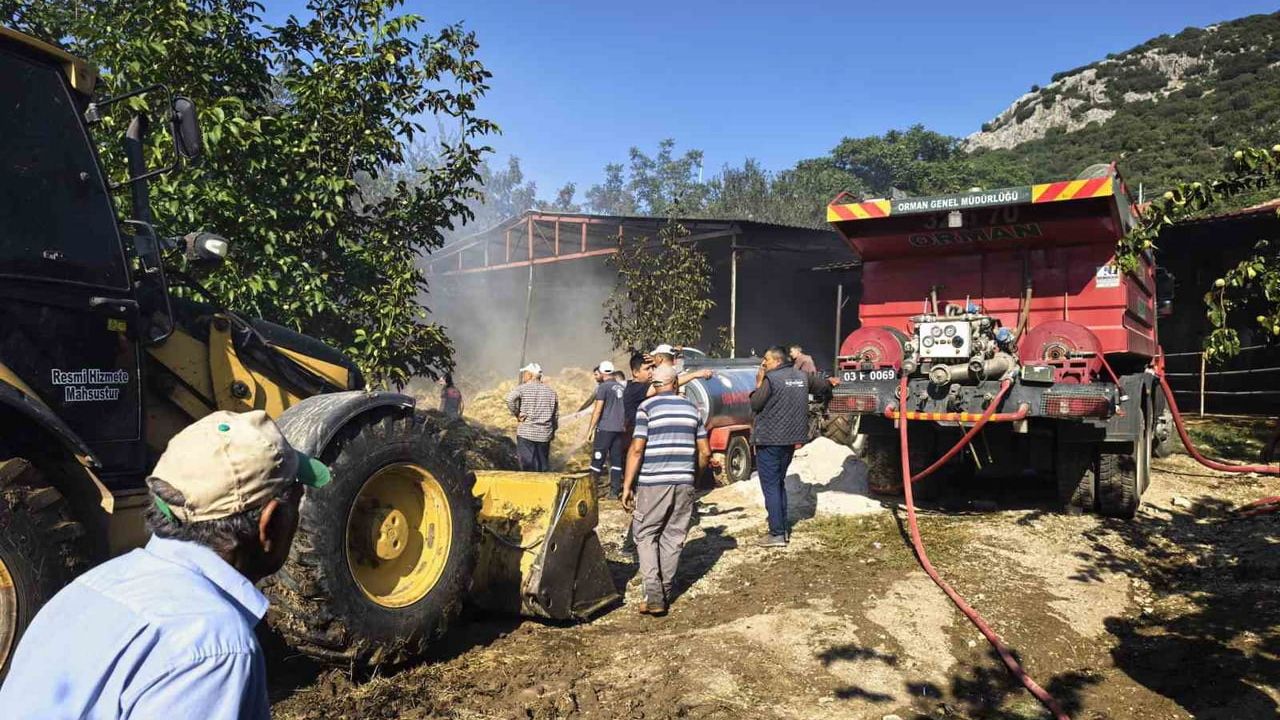 Saman balyaları alevlere teslim oldu; traktör kullanılamaz hale geldi