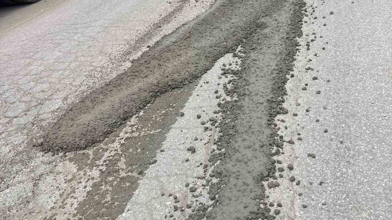 Samandağ'da yola beton döken mikser sürücüsüne ağır para cezası