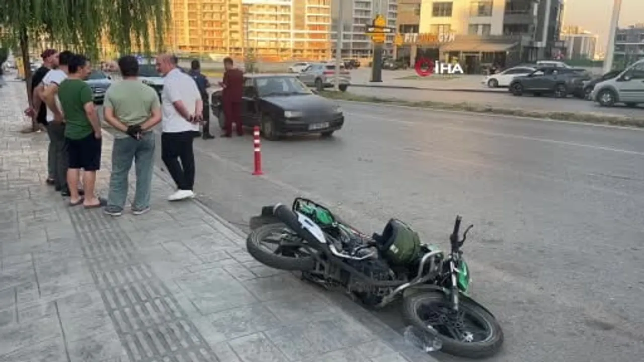 Samsun Atakum'da Elbistan Bulvarı'nda çarpışma: motosiklet sürücüsü yaralandı
