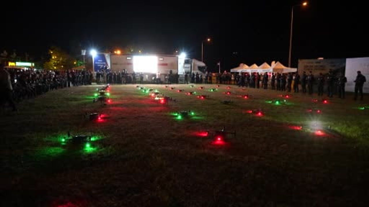 Samsun'da 50 dronla ışık gösterisi: AFAD yarışması geceye damga vurdu