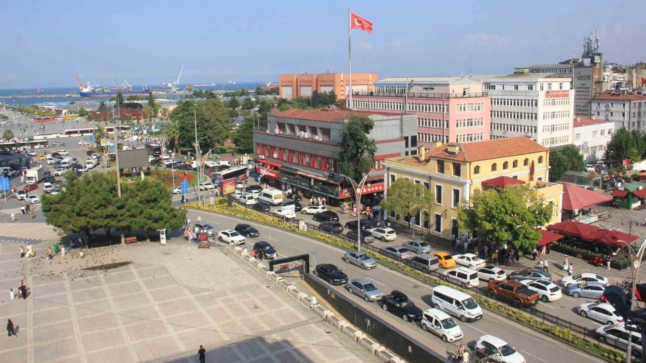 Samsun'da Cumhuriyet Meydanı kavşağı sabah trafiğinde kilitlenme