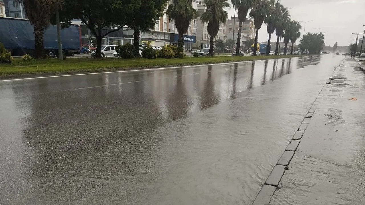 Samsun'da gece başlayan sağanak ulaşımı etkiledi, Orta Karadeniz'de yüksek yağış ölçümleri