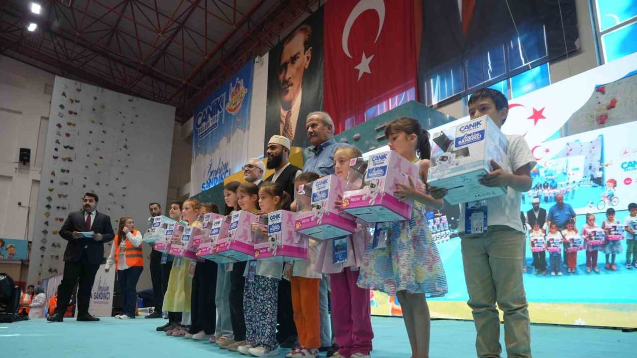 Samsun'da gençlerin cami buluşması: 2 bin 500 çocuk oyun ve hediyeyle ödüllendirildi