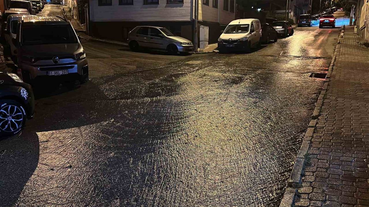 Samsun'da Kadı Caddesi'nde boru arızası yolları yaklaşık iki saat suyla doldurdu