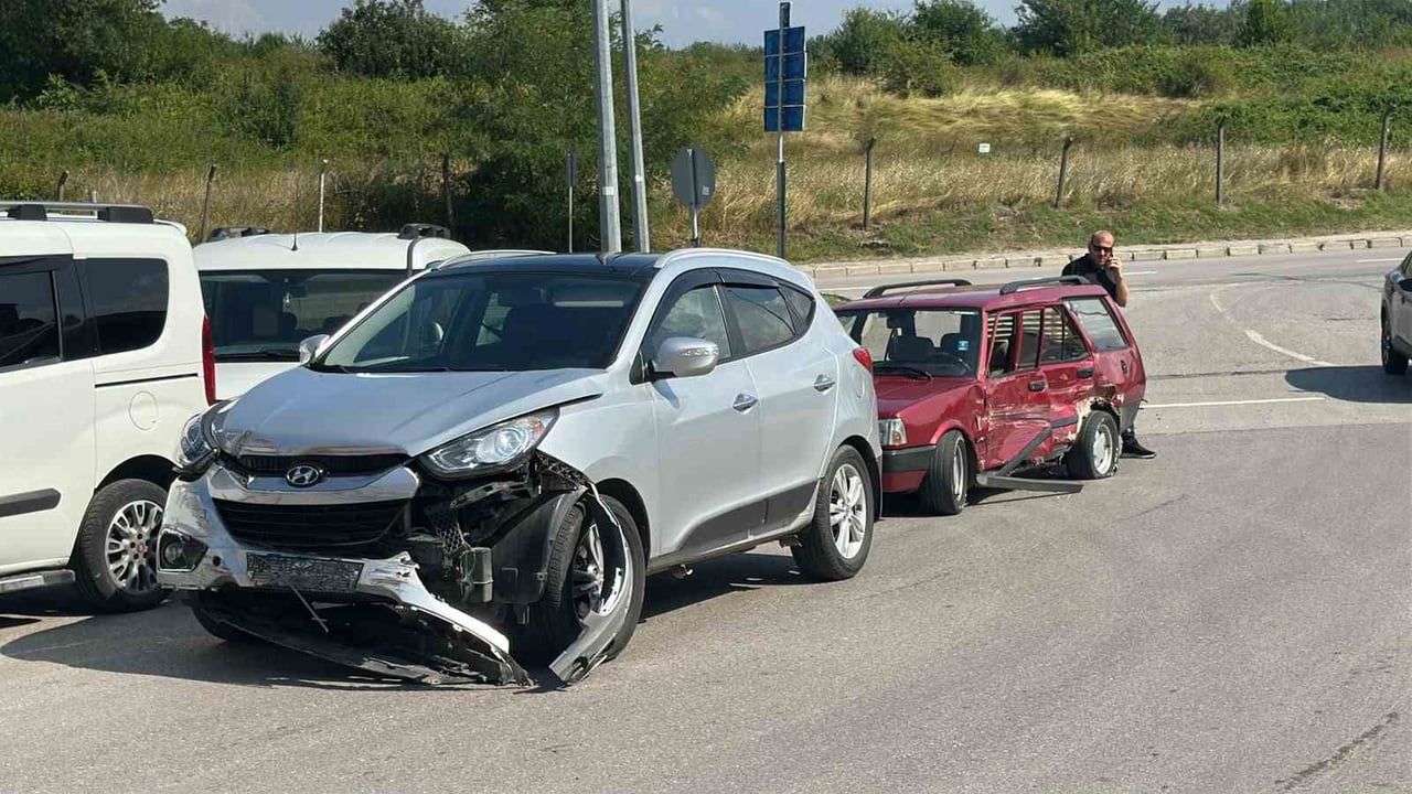Samsun'da kavşak çarpışması: otomobil sürücüsü yaralandı