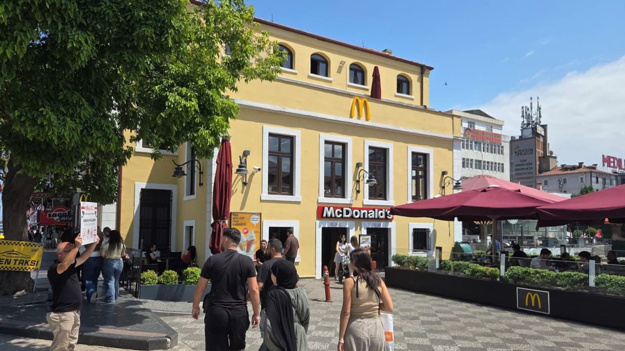 Samsun'da McDonald's önünde üç aydır tek kişilik protesto yapan tekniker