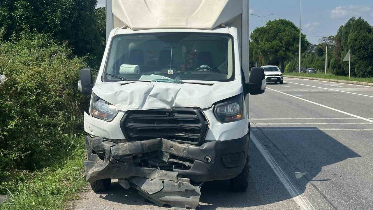 Samsun'da Selyeri mevkiinde üç araçlık zincirleme kaza trafiği kısa süreli aksattı