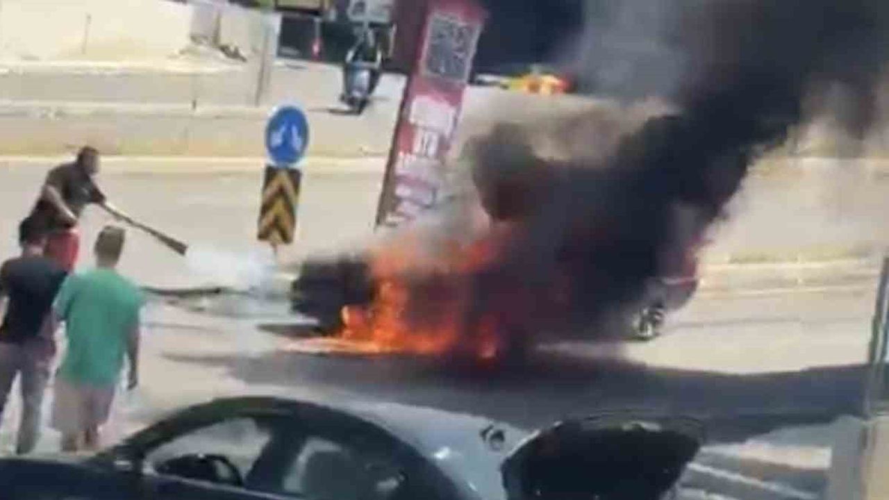 Samsun'da seyir halindeki plakasız otomobilin motoru tutuştu, sürücü kendini dışarı attı