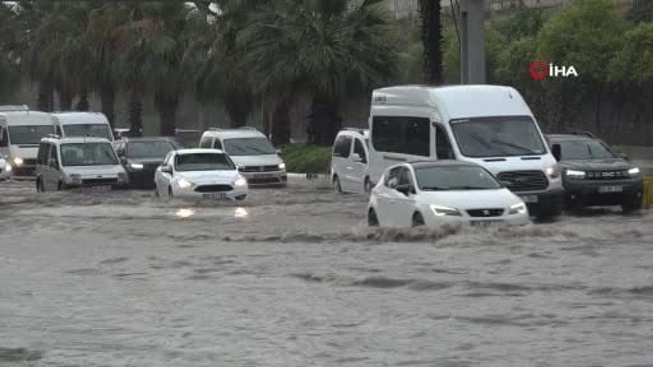 Samsun'da sokak ve altyapı yağmurla sınandı