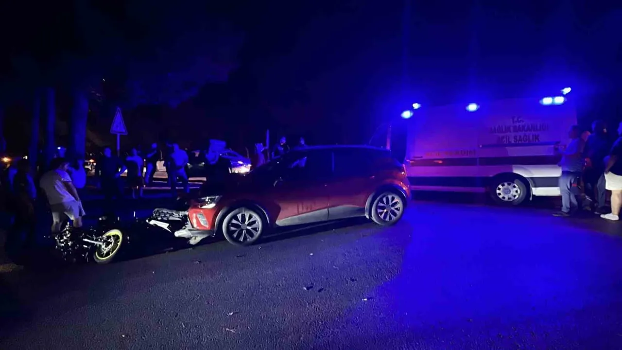 Samsun'da suv ile motosikletin kafa kafaya çarpışması sonucu 1 kişi yaralandı