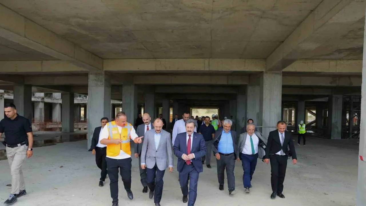 Samsun protokolü kentteki stratejik yatırımların ilerleyişini yerinde değerlendirdi