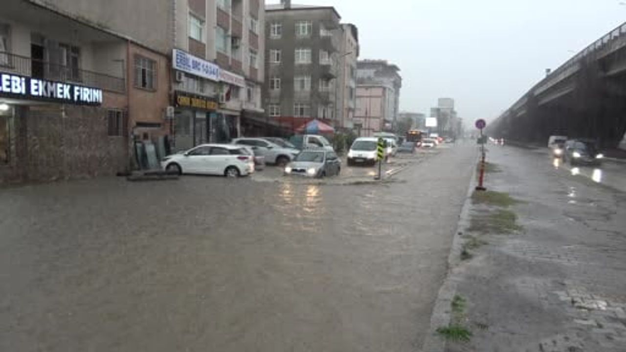 Samsun sağanağın gölgesi altında: Canik sokakları suyla kaplandı