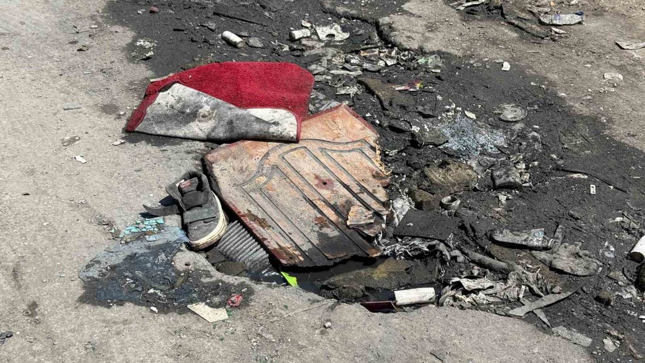 Sanayi sitesinde yol çöktü, atıklar çukuru doldurdu
