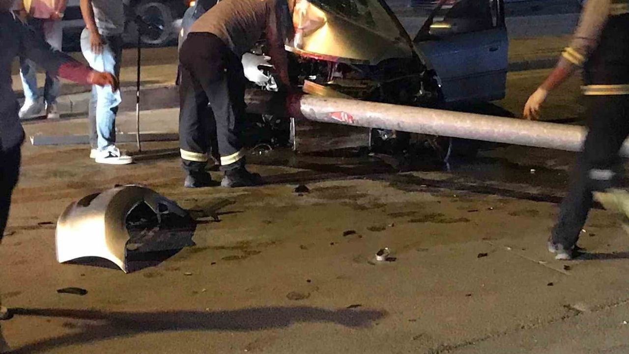 Sanayi yolunda direkle çarpışan otomobilin sürücüsü Ereğli'de yaralandı