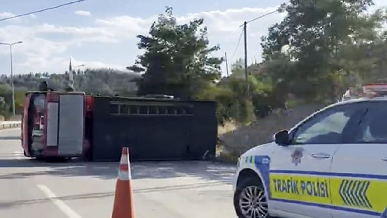 Sanayi yolunda kontrol kaybı sonucu söndürme aracı devrildi
