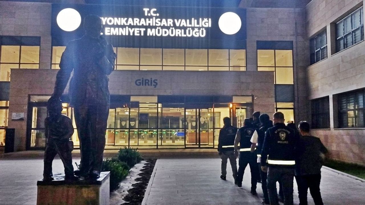 Sanayide tamir için bırakılan otomobili çalan üç kişi yakalandı