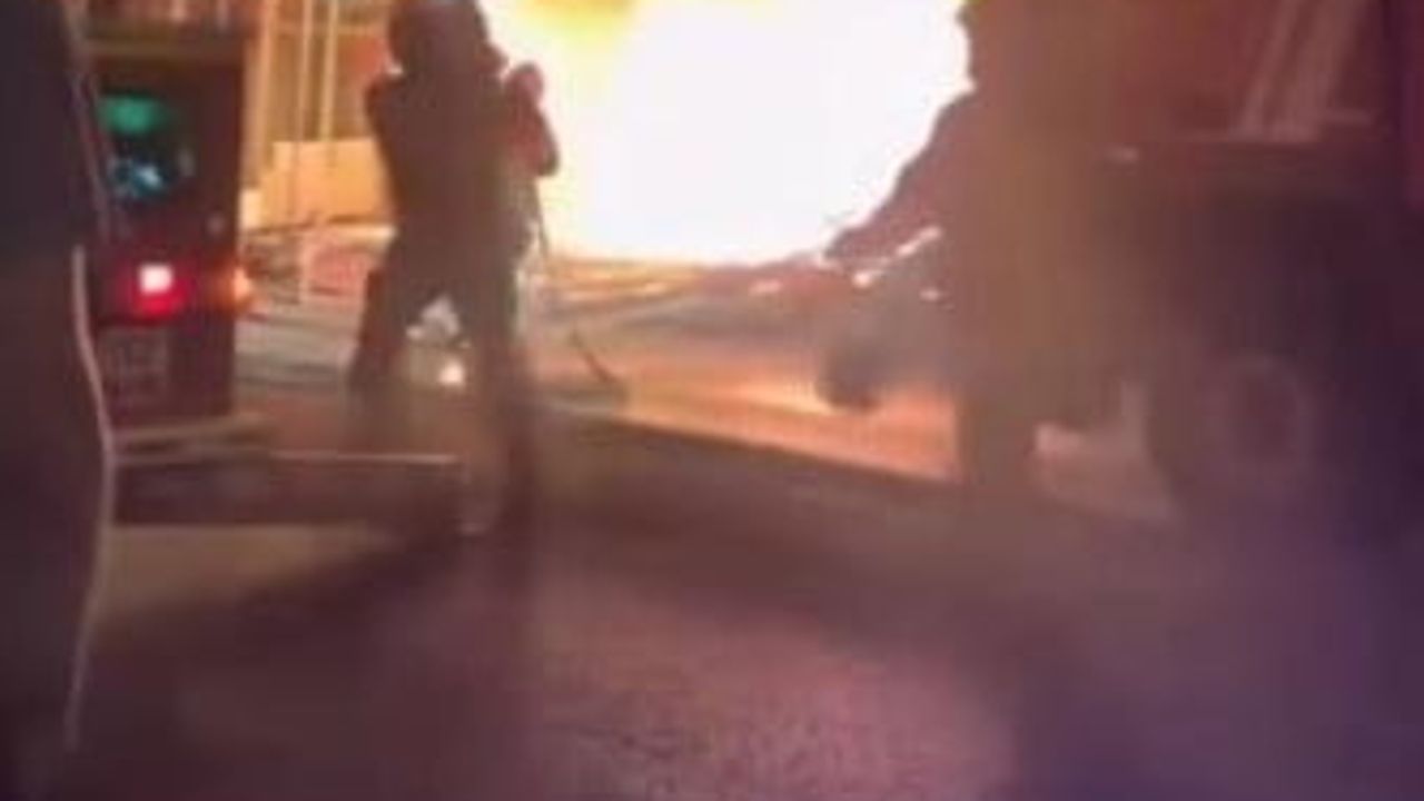 Sancaktepe’de demirci atölyesindeki alevler itfaiyenin müdahalesiyle kontrol altına alındı