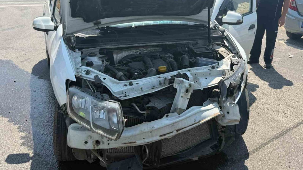 Sandal kavşağında kafa kafaya çarpışma: Kula'da bir kişi yaralandı