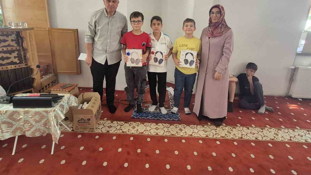 sandıklı şaloğlu camii'nde yaz kursu çocuklara hediyelerle sona erdi