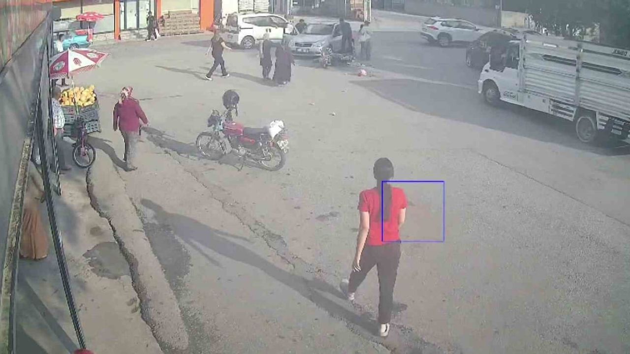 Saniyelerle kaydedildi: Fahrettin Altay Caddesi'nde otomobille çarpışan motosiklette iki kişi yaralandı