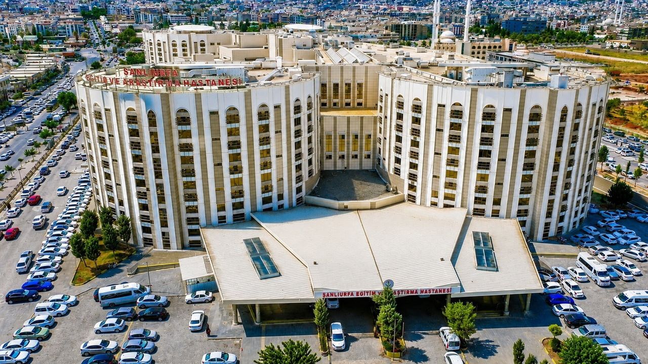 Şanlıurfa'da 10 saat süren skolyoz ameliyatıyla omurga dengesi yeniden kuruldu