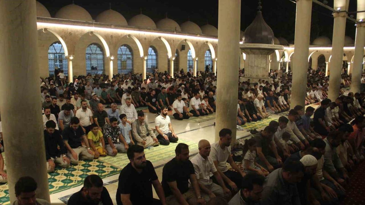 Şanlıurfa'da kandil gecesi: Balıklıgöl ve Dergah Camisi'nde yoğun dualar