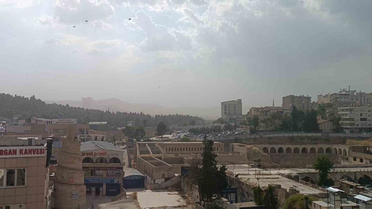 Şanlıurfa'da kuzeyden gelen toz bulutu hayatı olumsuz etkiledi