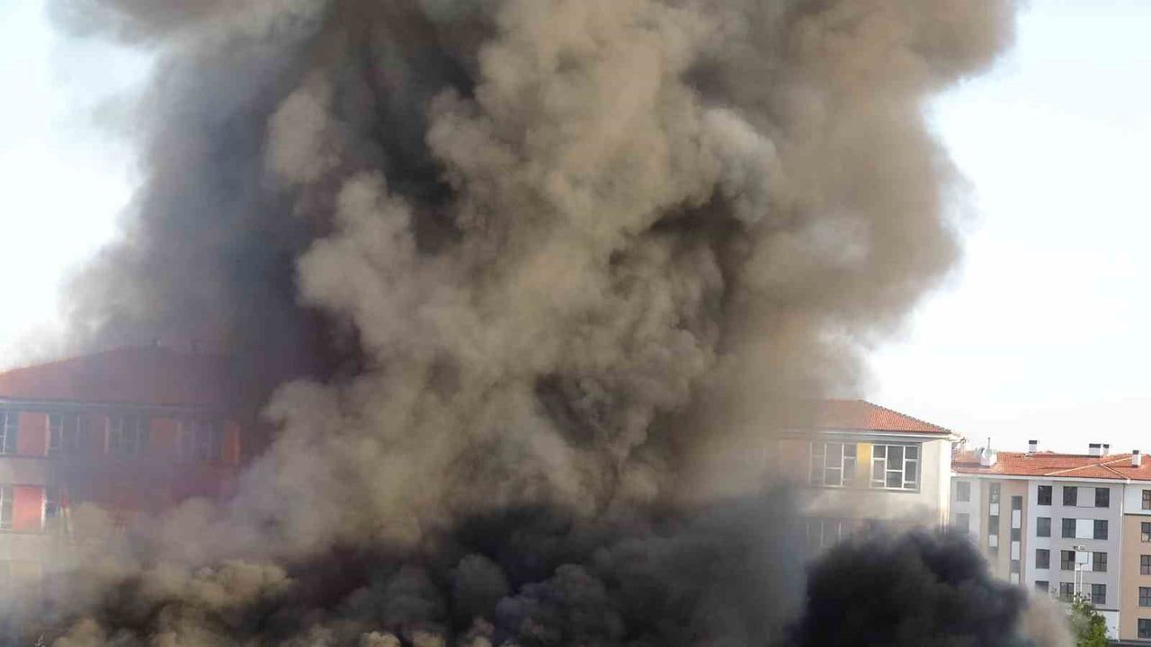 Şantiyedeki prefabrik yatakhane alev aldı, kullanılamaz hale geldi
