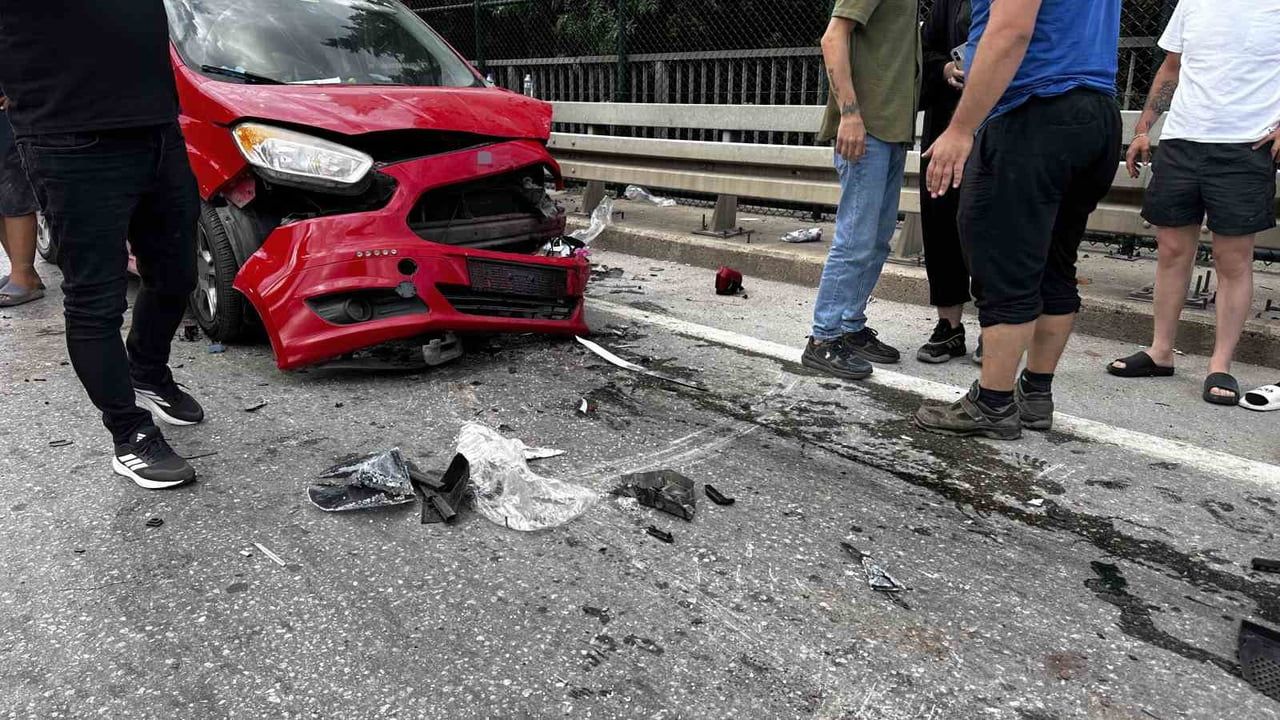 Sapanca’da daralan yolda kafa kafaya çarpışma: iki kişi yaralandı
