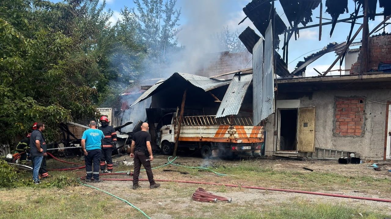 Sapanca'da depo alevleri kamyonete sıçradı