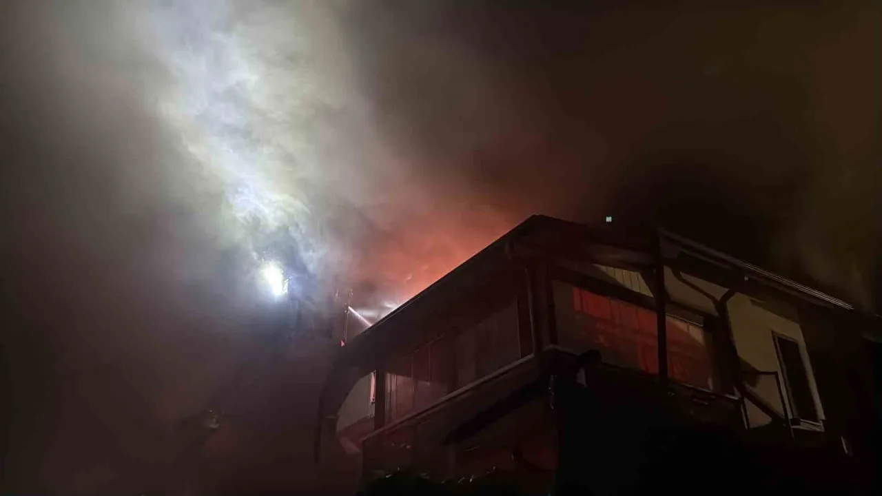Sapanca'da villanın çatısında yangın itfaiye ve vatandaş müdahale etti