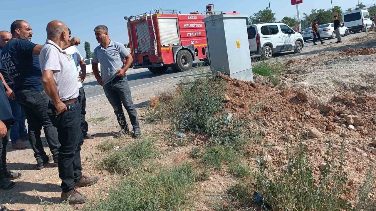 Şarampole yuvarlanan hafif ticari kamyonet Erciş'te 4 kişi yaralandı