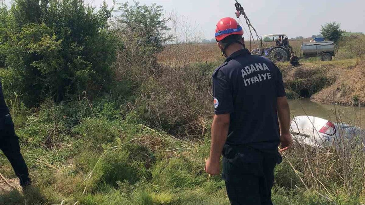 Şarampole yuvarlanan otomobil dereye düştü; sürücü yüzerek kıyıya çıktı