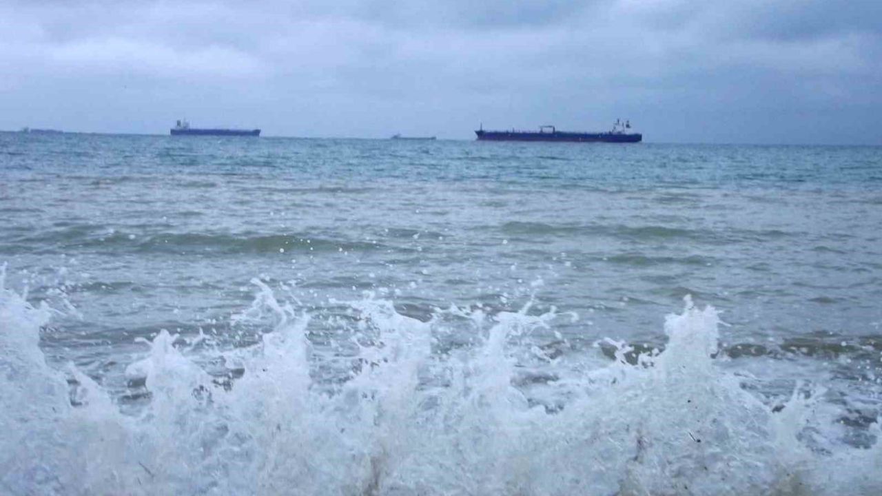 Saray'da fırtına uyarısı: 31 ağustos için denize girişler geçici olarak yasaklandı
