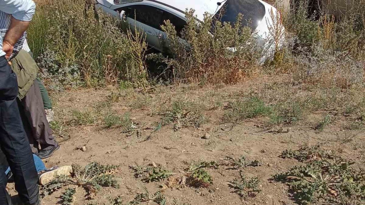 Saray'da yol kenarındaki bariyerlere çarpan otomobilde 3 kişi yaralandı