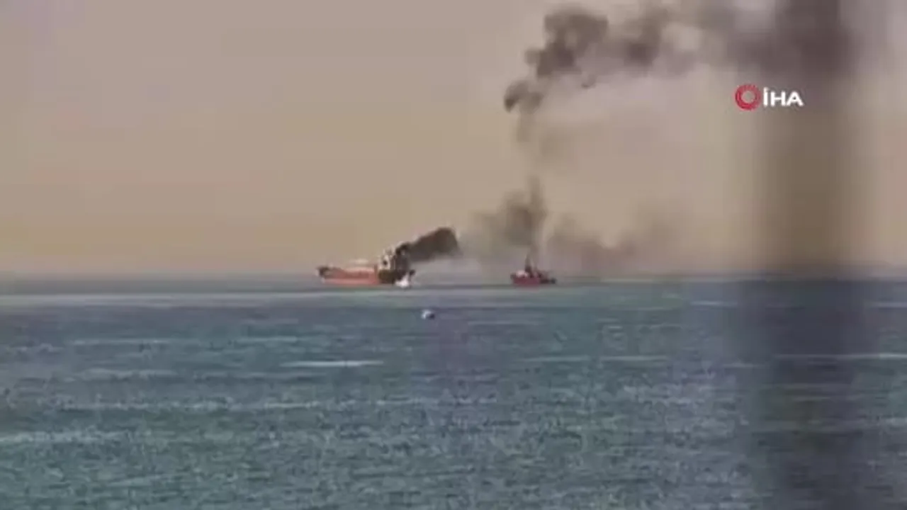 Sarayburnu'nda gemi bacasından yükselen duman tedirginlik yarattı