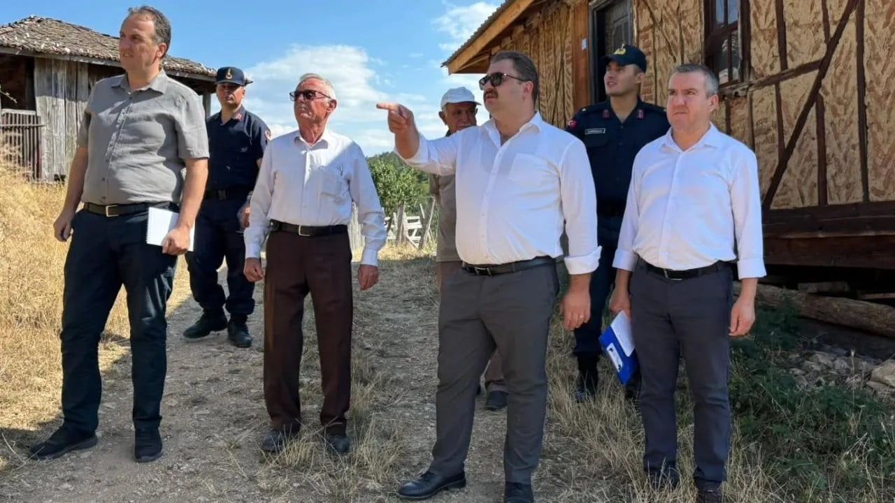 Saraydüzü'nde köylere erişim için yol çalışmaları hızlandı