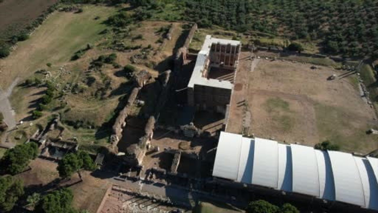 Sardes'te gün yüzüne çıkan anıtsal heykel Lidya kültürünü aydınlatıyor