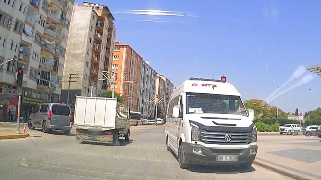 Şarhöyük dönüşünde tehlikeli manevra: işçi servisi ters şeride girdi
