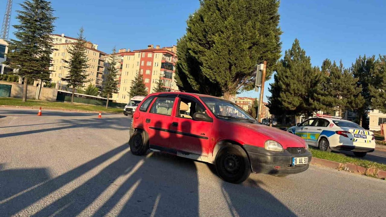 Sarı ışıkların yanıp söndüğü kavşakta çarpışma: Tavşanlı'da sürücü yaralandı